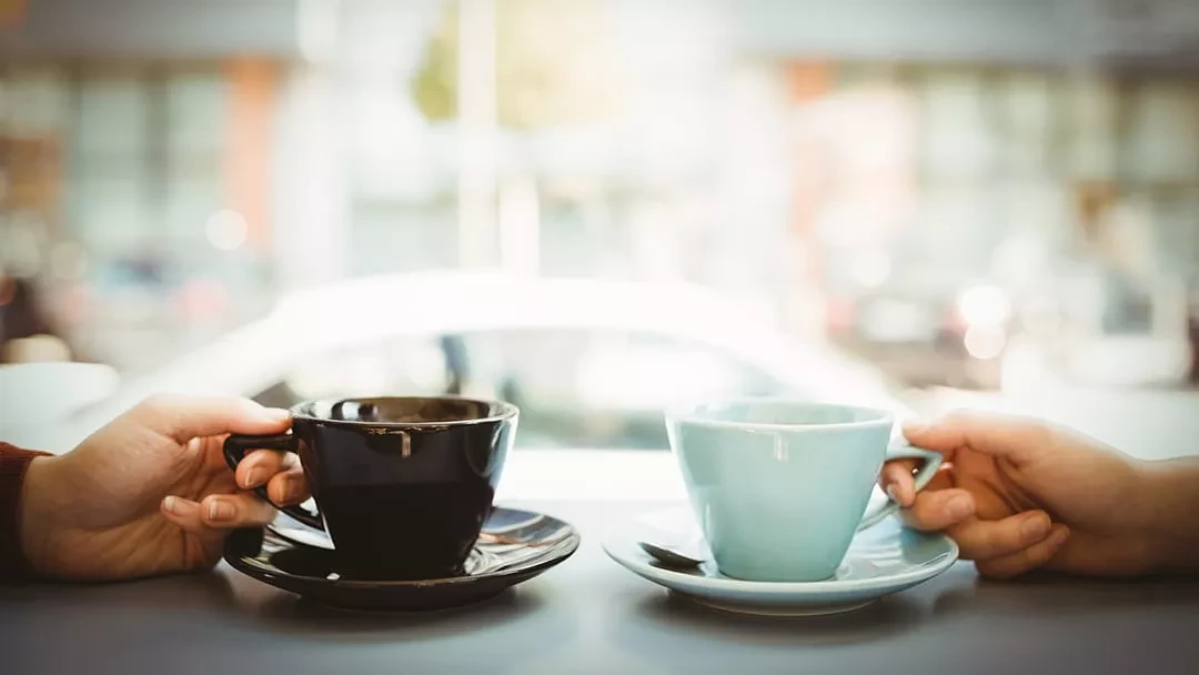 2 mugs in a coffee shop